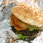 タップスバーガー - 中身はパテ、オニオンリングフライ、レタス、オニオンスライス