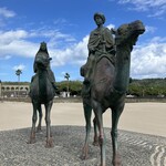 磯料理 かね八寿し - 月の砂漠記念像も徒歩圏内にあります