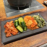 万両 - キムチ盛り合わせ