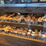 ベーカリー プラート - ショーケースには
美味しそうなおパンがズラリ！(๑˃̵ᴗ˂̵)

朝8:00〜営業で売り切れ次第閉店