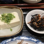 居酒屋三平 - 冷や奴とひじきの煮物 接写