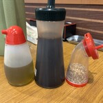 極品辣味 - 左から花椒油、黒酢、ゴマ