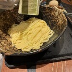 三ツ矢堂製麺 - 目の前で柚子を削ってくれます