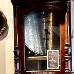 珈琲専門店 風見鶏 - 当時の大きな立てかけのオルゴール