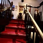 珈琲専門店 風見鶏 - 2階へ上がる階段赤い絨毯でワクワク