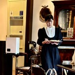 珈琲専門店 風見鶏 - 大正浪漫風の服装の店員さん