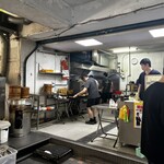 五湖豆漿 - 中では小籠包や油條（揚げパン）がぞくぞく作られてます