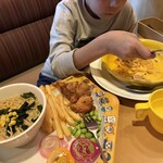 ガスト - 料理写真:キッズラーメンプレートと明太クリームカルボナーラをガツガツ食べる我が子