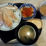 サーモン丼大盛り（上方から）