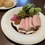ペリテイ - ローストポーク。彩りが綺麗で、素材を活かし、ソースにシェフのこだわりを感じる