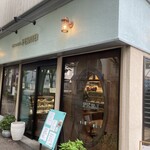 ペリテイ - ショーケースも少しコンパクトに。ケーキの美味しさ健在