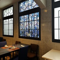 リストランテレナータ - 窓はステンドグラス風で雰囲気抜群♡
