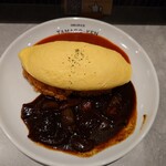 神田たまごけん 渋谷店 - トマトソースとハヤシソースの2色オムライス