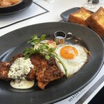 マーサーブランチ テラスハウス - バターミルクフライドチキン＋目玉焼き＋フレンチトースト