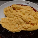 神田たまごけん 渋谷店 - オムレツを切るととろとろの卵があふれ出てきます