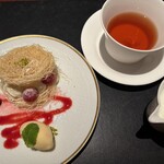 ル カフェドゥ ジョエル・ロブション - デザート:ミルフィーユ バニラアイスをそえて(＋770円)、紅茶