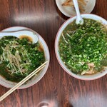 中華せとだ - みそラーメン小（左）とみそラーメン並（右）