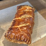 ベーカリー&レストラン沢村 - レバーソーセージのパイ