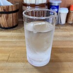 あきんど - デカい氷入りのお冷です。