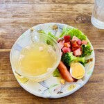 カフェ ヨージク - ビーツ入りのミニサラダとスープ、飲み物付き