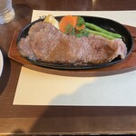みはし - サーロインステーキ‼超ジューシーで肉の味濃厚。ソースと絡んで旨味いっぱい。
