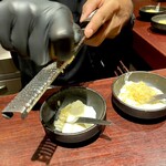 鶏匠 膳 - 柿をすりおろしてます