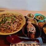 食堂ちある - 細切り豚肉と3種のキノコあんかけ定食に唐揚げと小鉢追加