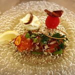 サッポリーニ - これが…とても美味しいサーモン料理。サーモンの下に何層もの美味しいものが重ねてあり、上にはとびっことカイワレと、ディルみたいな何か。