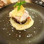 サッポリーニ - 最初の前菜椎茸と三元豚、再度。上から葉っぱ、ポテチ、ハム、三元豚の椎茸肉詰め、最後にひよこ豆のソース！（多分）