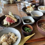食事と図書 雨風食堂 - 