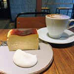 325462149 - 『カプチーノ（580円税込）』『バスクチーズケーキ（700円税込）』