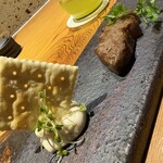 吉祥寺 三うら - トリュフポテトをクラッカーにつけて