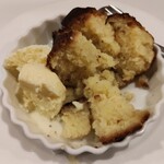 サバ - ババ バニラアイス添え。美味しそうでうっかり写真撮る前に食べ初めてしまった。ラム酒をたっぷり吸っていて､子供は勿論､大人でもお酒の弱い人には危険なほど。