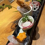 吉祥寺 三うら - エビの下のクラゲの酢の物がコリコリ美味しい〜