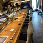 325463013 - カウンターと、奥が小上がりと、テーブル席
