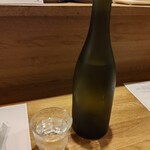 サバ - 水をお願いしたら､冷えたボトル１本､そのまま出して頂けた。