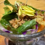 吉祥寺 三うら - グラスに入ったカラフルサラダ