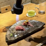 325463049 - お肉の握りは炙ってくれます(少し甘口のシャリ