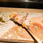 炭割烹 新谷 - もも塩焼き ○あれ、今流行りのレア焼きになってきたかな