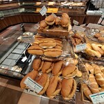 ベーカリー ポンヌフ - コッペパンサンド各種山積み陳列