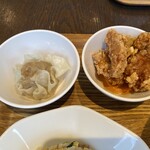 紅虎厨房 御殿場プレミアムアウトレット店  - (左から)豚焼売、油淋鶏