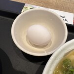 松屋 - 生卵が卓上の甘口ソースに合う！