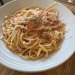 スパゲッティ専門 こぱぞう - スモークサーモンとキャベツのトマトクリームスパゲッティ(大盛り)