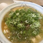 松屋 - 澄んだスープにネギがたっぷり！塩味が抑えめです。