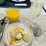 グランドメルキュール浜名湖リゾート&スパ - 朝食のスモークサーモンエッグベネディクトはパンケーキはふわふわでサーモンも美味しく、アボカドホイップもとても美味しくスパークリングワインと最高でした！