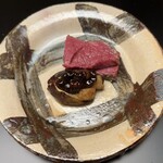 徳ㇵ本也 - 丹羽牛ヒレ肉の味噌漬け炭火焼き　焼き無花果　松の実胡桃レーズンのタレ