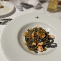 Giglio - ノルウェー産サーモンと豆苗の
                    イカスミ練り込んだ フェットゥッチーネ
                    サルディーニャ産ボラのカラスミの香り