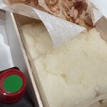 吉祥寺 祝や米八 - 下におもち、ビニールの上に大根おろし、鰹節と、ポン酢が付いてました)
