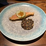 空色 - サーモンの レアカツレツ　ブラックオリーブとアンチョビのタップナード、シトロンのヴェールで