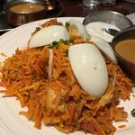 カナピナ 中野坂上店 - チキンビリヤニ、ライタ(白い酸味のあるソース）最高、なんかカレーみたいのもついてきて大変助かる